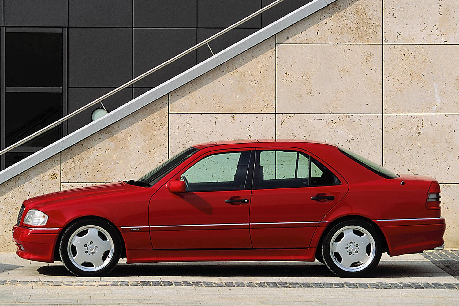 シャコタン化したな……と思ったらタイヤないじゃん！　人ごとじゃない「盗難地獄」を見た男の悲惨すぎる末路