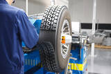 「なんとトラックの２割弱が再生タイヤを装着！　リトレッドって何？　乗用車にはなぜ普及しない？」の画像1