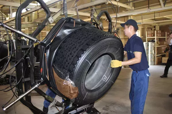 「なんとトラックの２割弱が再生タイヤを装着！　リトレッドって何？　乗用車にはなぜ普及しない？」の画像