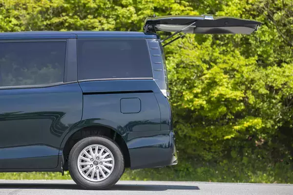 オーナーでも知らない人がいるとはもったいなさすぎ！　全車採用でもいいぐらい超便利な「分割リヤゲート」のクルマ４台