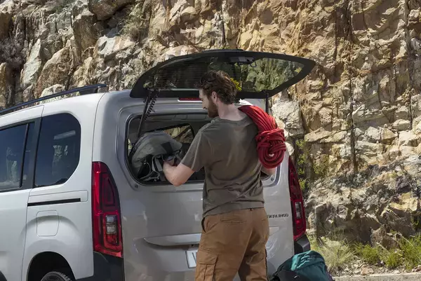 「オーナーでも知らない人がいるとはもったいなさすぎ！　全車採用でもいいぐらい超便利な「分割リヤゲート」のクルマ４台」の画像