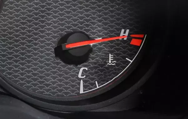 「夏の移動が「クルマなのに地獄」ってどういうこと!?　なんなら歩いたほうがラクまである「真夏の旧車ライフ」」の画像