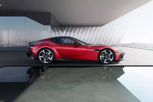 「ハイブリッド化はナシで自然吸気で突っ走る！　フェラーリの新たな12気筒モデル「12チリンドリ」はクーペとスパイダー同時デビュー」の画像