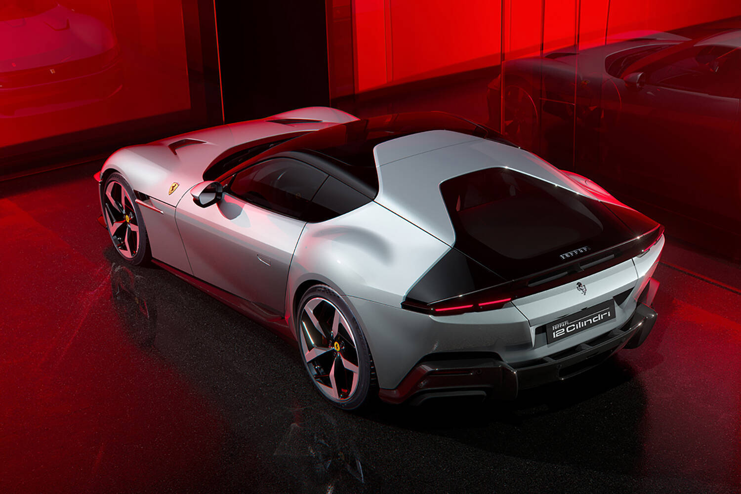 ハイブリッド化はナシで自然吸気で突っ走る！　フェラーリの新たな12気筒モデル「12チリンドリ」はクーペとスパイダー同時デビュー
