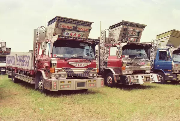 「「いのち短し恋せよ乙女」「闇街道地獄花」「人妻殺し」って漢感がシブすぎる！　デコトラの「名文句」にはオーナーの人生観が溢れていた」の画像