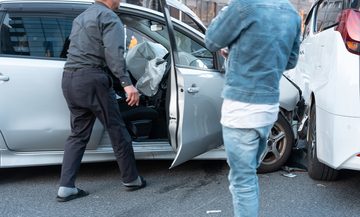 もらい事故のときの「慰謝料」が高くなる可能性あり！　自動車保険の「弁護士特約」は付けておくべき