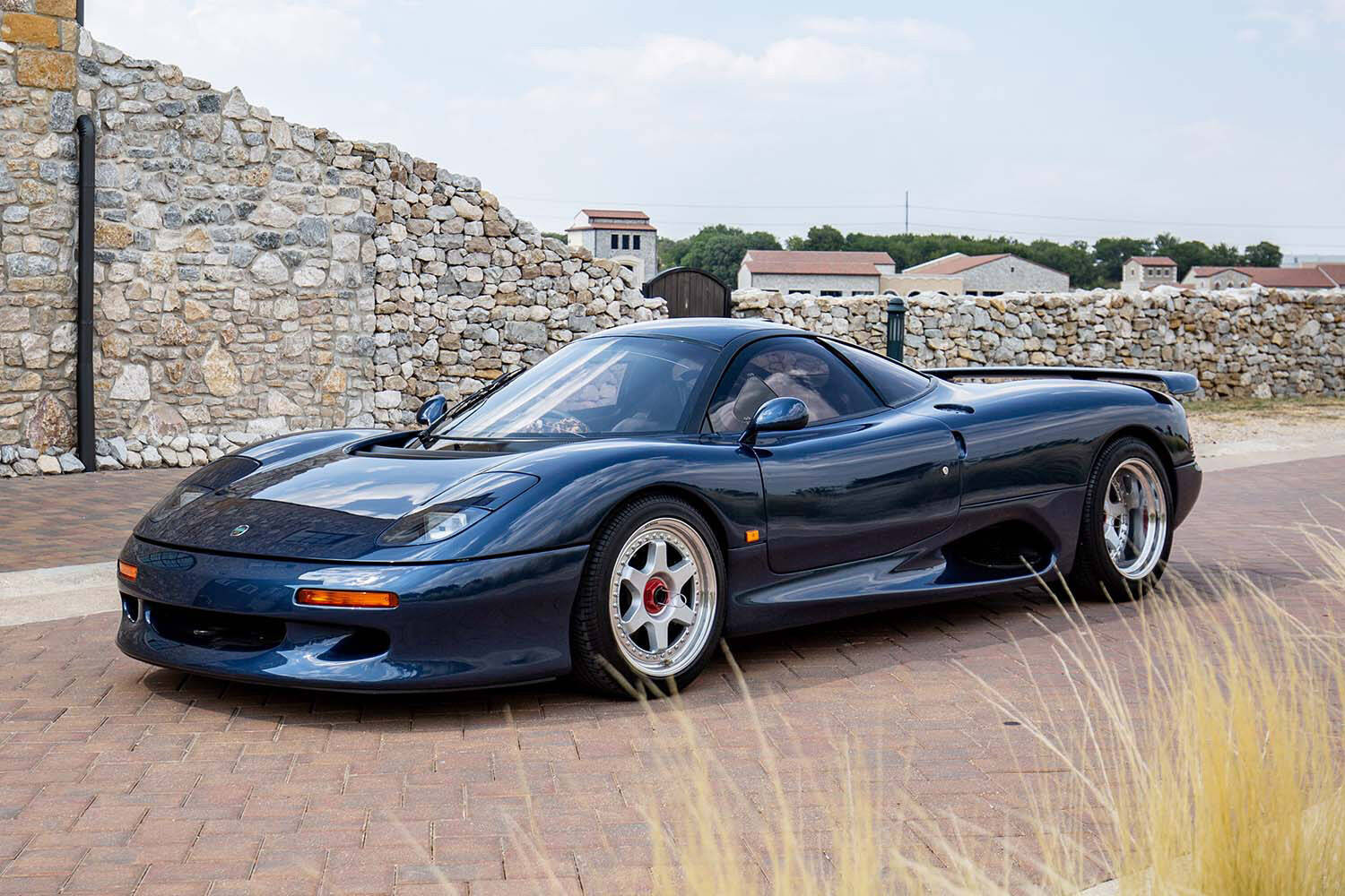 手足の震えがとまらない！　助手席との会話不可！　数多のスーパーカーに乗ってきたジャーナリストが「走らせる」だけで苦しんだクルマ３選