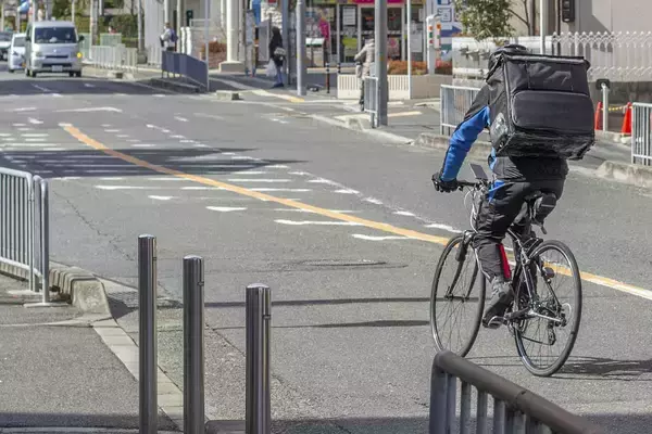 「自転車を追い越すには黄色の実線を踏んじゃう！　違反を避けるために延々遅い自転車の後ろを走る……必要はなかった!!」の画像
