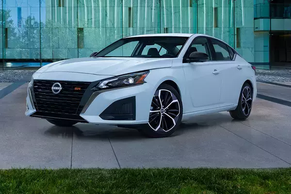 「現在はスカイラインのみ！　かつて勢いのあった日産のセダンモデルを振り返る」の画像