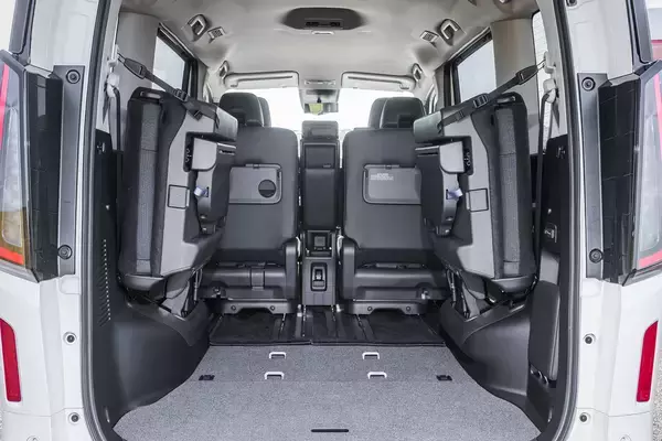 「新型日産セレナの室内を徹底調査！　「イイとこ」「もう一歩なところ」を本音で解説」の画像