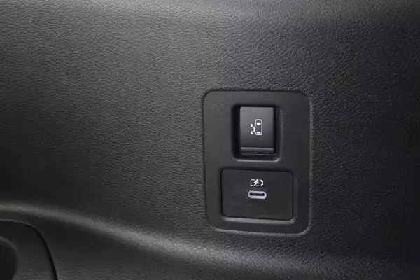 「新型日産セレナの室内を徹底調査！　「イイとこ」「もう一歩なところ」を本音で解説」の画像