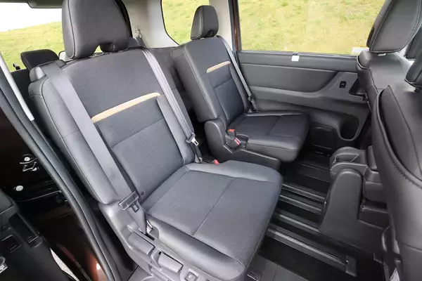 「新型日産セレナの室内を徹底調査！　「イイとこ」「もう一歩なところ」を本音で解説」の画像