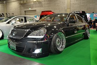 超絶怒涛のカスタムで客を引き寄せウケ狙いのスペックボードでオトす！　「SPARK FINE」のVIP系デモカーにはホンキとユーモアが詰まってた【大阪オートメッセ2026】