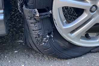 編集部員がトラックのタイヤバーストに直面！　スペアタイヤに交換すればOK……と思っていたらまさかの「自走不可」に陥った理由とは