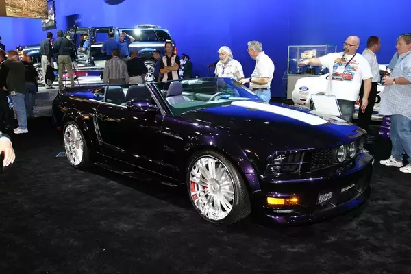 「「クルマいじり」には各国の文化がモロに出る！　日・米・欧の「カスタマイズカーショー」を比べてみた」の画像