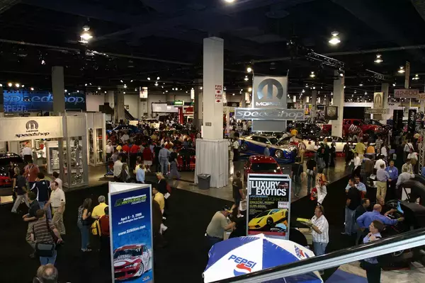 「「クルマいじり」には各国の文化がモロに出る！　日・米・欧の「カスタマイズカーショー」を比べてみた」の画像