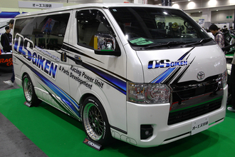 ハイエースとS30Zというまるで違う２台で示す最新トレンド！　OS技研が描く性能追求の幅がスゴすぎる【大阪オートメッセ2026】