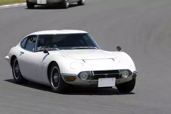 「日本車史上「最高傑作」に異論なし！　見た目も音も「芸術」なら性能も「極上」だったトヨタ2000GT」の画像