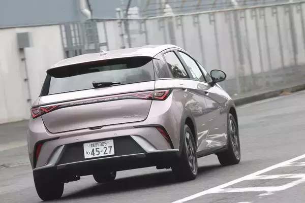 「愛車のカローラセダンとBYDドルフィンをガチ比べ！　勝手に「トーションビームW杯」を開催してみた」の画像