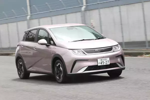 「愛車のカローラセダンとBYDドルフィンをガチ比べ！　勝手に「トーションビームW杯」を開催してみた」の画像