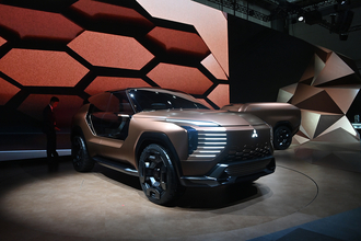 「今後の三菱はどんどんシンプルになる」ってダイナミックシールドはどうなるの!?　「ELEVANCE Concept」のデザインに隠された「格、鍛、純」の秘密【ジャパンモビリティショー2025】