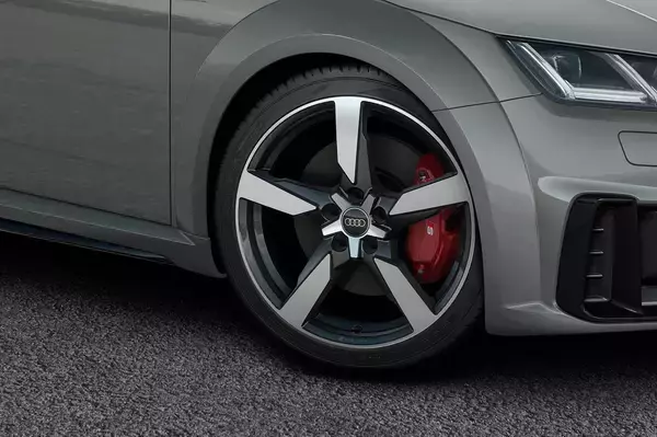 「アウディのアイコン的存在の「TT」に200台の限定モデル！　個性を強調した「TTクーペ Sライン コンペティションプラス」を発売」の画像