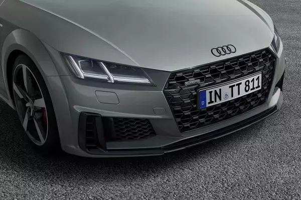 「アウディのアイコン的存在の「TT」に200台の限定モデル！　個性を強調した「TTクーペ Sライン コンペティションプラス」を発売」の画像