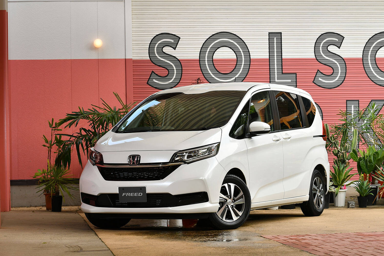 2022年で１番売れたクルマはN-BOX！　それでもホンダが手放しで喜べない理由とは？