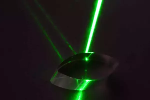 「速度取締装置を検出して教えてくれる通称「レー探」！　よく見たら「レーダー探知機」と「レーザー探知機」があるけどこれって何がどう違う？」の画像