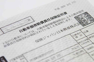 自賠責だけじゃ全然安心できないのになぜ「任意」？　通称「任意保険」の加入が義務化されないワケ