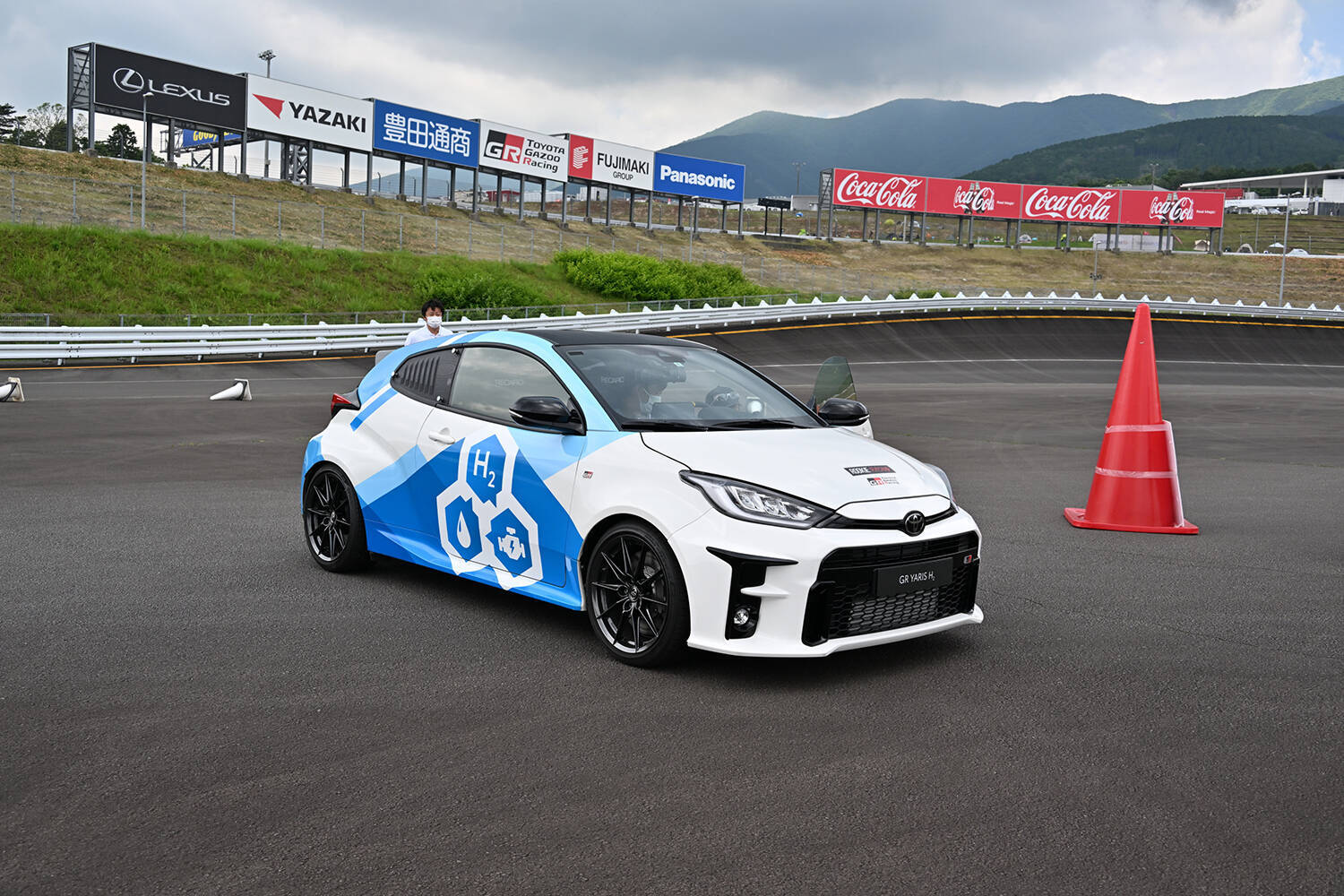 電気だけが答えじゃない！　水素エンジン＆バイオ燃料車に一気乗りしたら想像以上に「普通」で驚いた