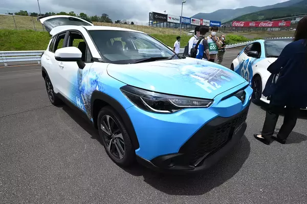 「電気だけが答えじゃない！　水素エンジン＆バイオ燃料車に一気乗りしたら想像以上に「普通」で驚いた」の画像