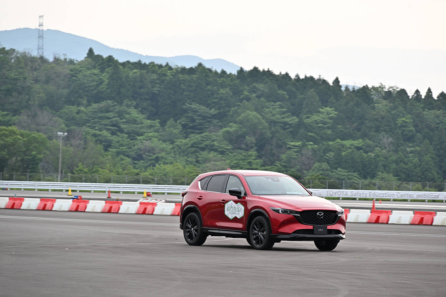 電気だけが答えじゃない！　水素エンジン＆バイオ燃料車に一気乗りしたら想像以上に「普通」で驚いた