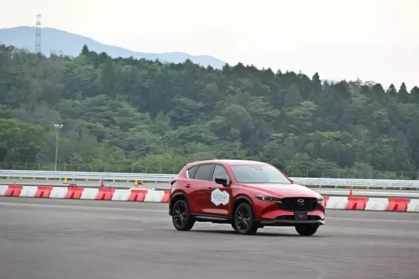 「電気だけが答えじゃない！　水素エンジン＆バイオ燃料車に一気乗りしたら想像以上に「普通」で驚いた」の画像