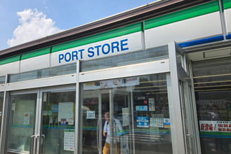 コンビニ大手のロゴやカラーを堂々とパクってる!?　港湾エリアにある謎のコンビニ「ポートストア」の正体とは？