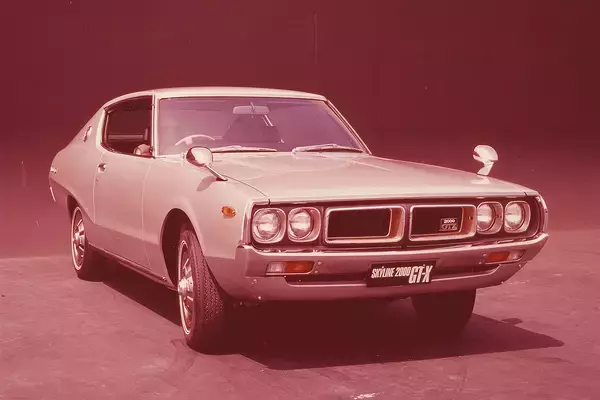 「バカ売れ王者はどこで間違えたのか？　昔は「売れまくった」のにいまや「どうした？」なクルマ４台」の画像