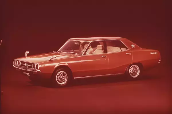 「バカ売れ王者はどこで間違えたのか？　昔は「売れまくった」のにいまや「どうした？」なクルマ４台」の画像