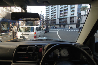 １車線道路なのに右折車が横に並んできたぞ!?　車線内でクルマが横並びって法的にアリなの？