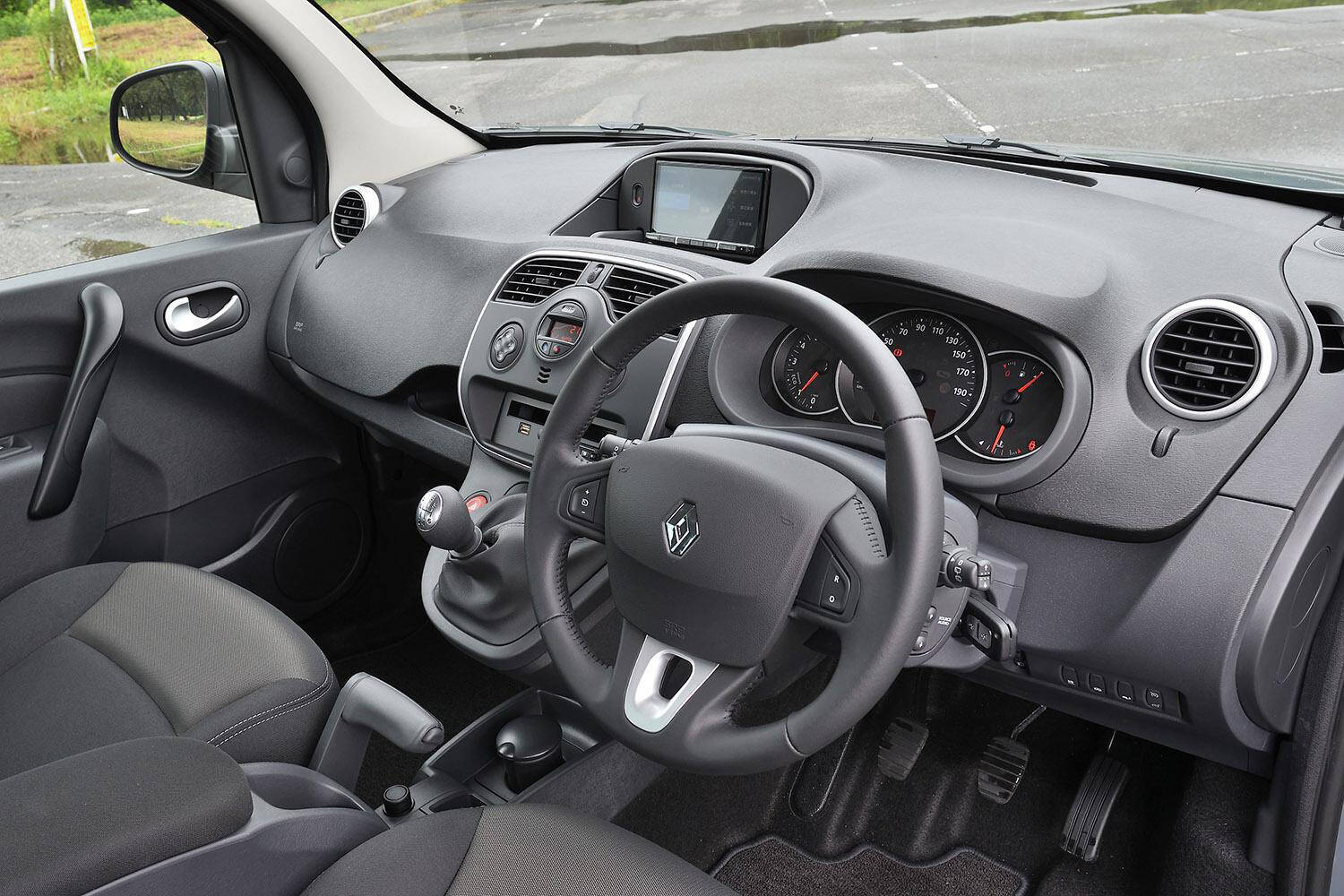 運転ラクだし楽しいしで結構アリな組み合わせなのになかなかレア！　ディーゼル＋MTが選べる中古車４選