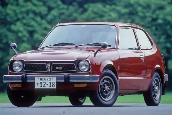 軽自動車ですら標準装備が当たり前！　それなのに1000万円クラスの高額車でもセダンにはリヤワイパー装着車が少ないワケ