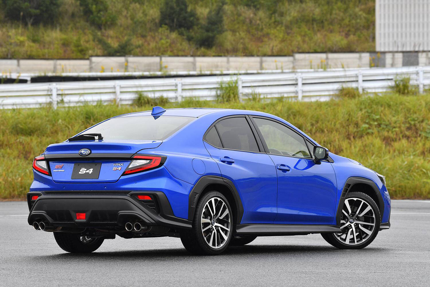 軽自動車ですら標準装備が当たり前！　それなのに1000万円クラスの高額車でもセダンにはリヤワイパー装着車が少ないワケ