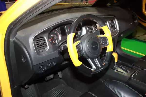 脱帽レベルの威圧感！　ダッジ・チャージャーSRT8をド迫力改造した「MAD BEE」がスゴイ【大阪オートメッセ2024】