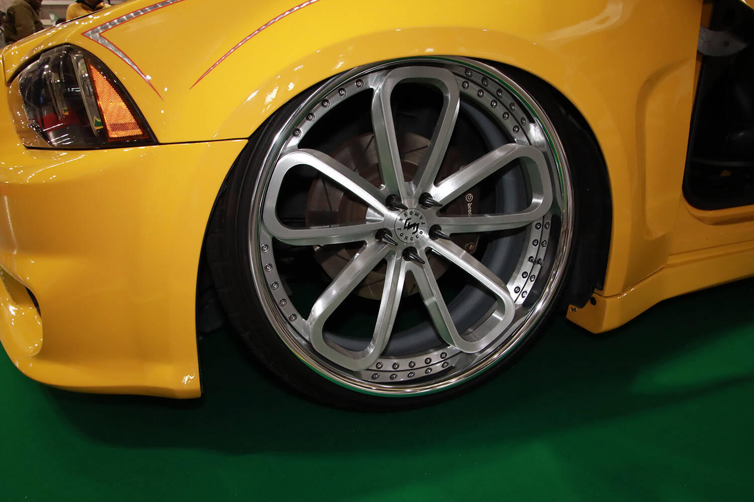 脱帽レベルの威圧感！　ダッジ・チャージャーSRT8をド迫力改造した「MAD BEE」がスゴイ【大阪オートメッセ2024】