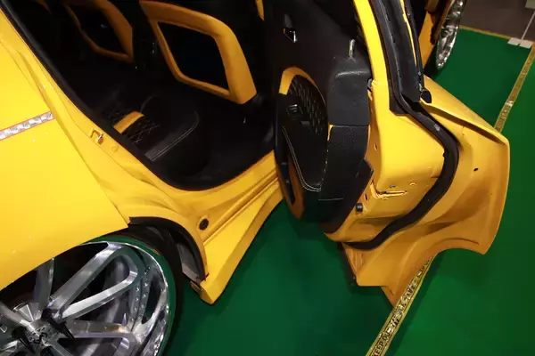 「脱帽レベルの威圧感！　ダッジ・チャージャーSRT8をド迫力改造した「MAD BEE」がスゴイ【大阪オートメッセ2024】」の画像