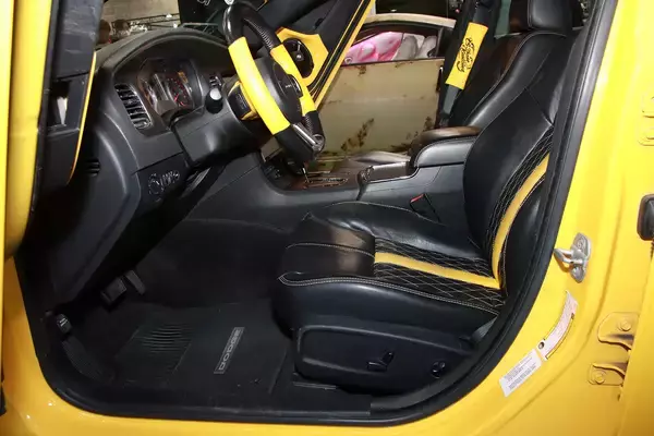 「脱帽レベルの威圧感！　ダッジ・チャージャーSRT8をド迫力改造した「MAD BEE」がスゴイ【大阪オートメッセ2024】」の画像