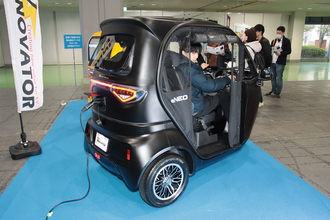 会場内に設けられた試乗コースをスイスイ走る！　最新の二輪・三輪・四輪電動バイクが「EVスマートモビリティ体験エリア」に集結【大阪オートメッセ2026】