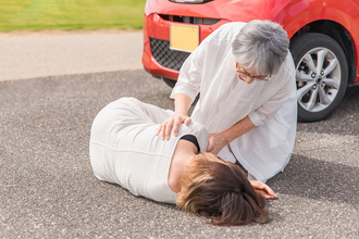 素人の行動でも「命を救える」！　人身事故に遭遇したときに覚えておくべき「応急救護」の方法とは