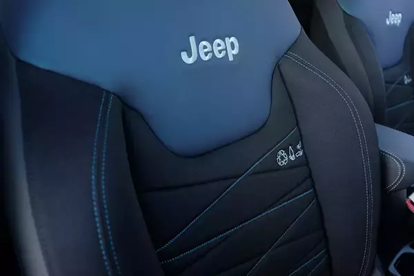 「ジープ史上最高燃費のモデルに専用ボディカラーの限定車！　そと遊びが楽しくなりそうな「レネゲード・アップランド4xe」を発売」の画像