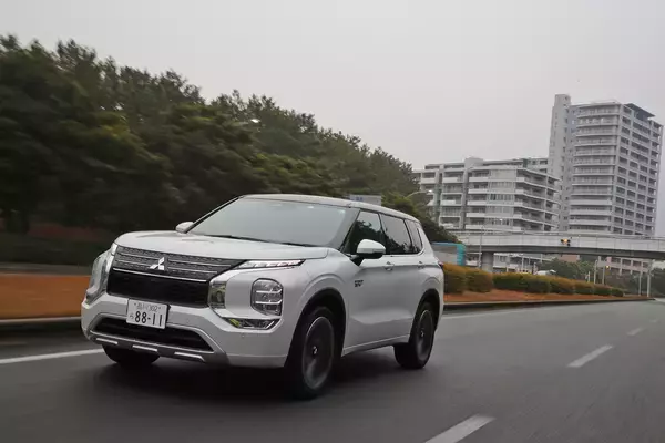 「見た目もパワートレインもインテリアも全然違うのにマジ!?　新型エクストレイルとアウトランダーは兄弟だった！」の画像