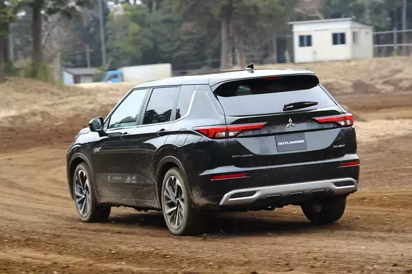 「見た目もパワートレインもインテリアも全然違うのにマジ!?　新型エクストレイルとアウトランダーは兄弟だった！」の画像